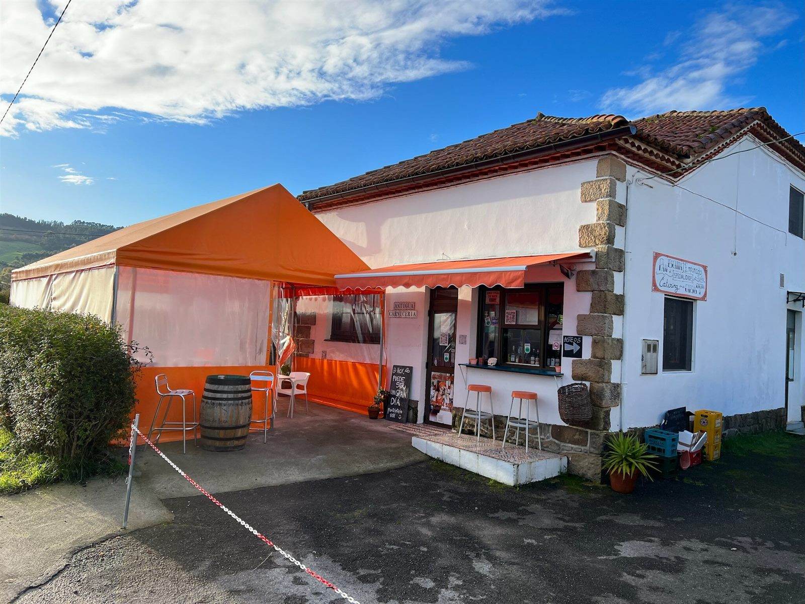La carpa naranja, icono del local